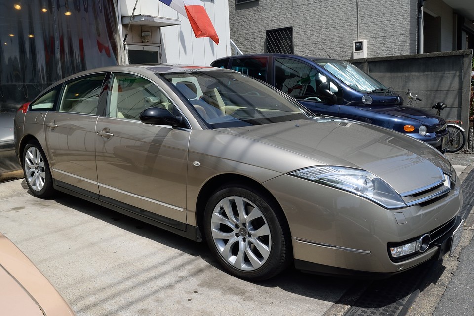 思えば数年前、シトロエンの歴代のクルマが一同に介したミュージアム「コンセルヴァトワール」で見た、このC6のコンセプトモデルの美しさに感動して早7年・・・。