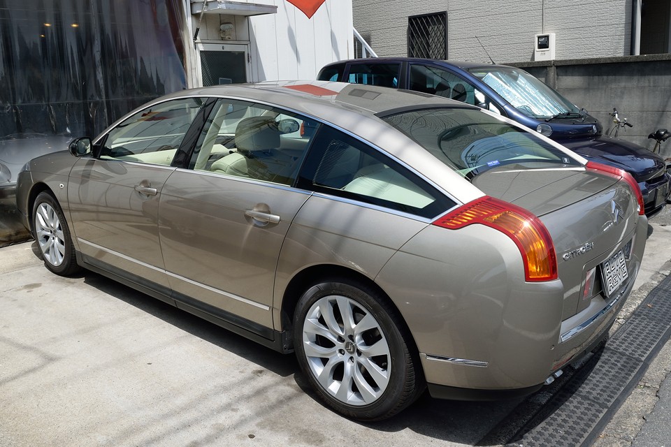 普通コンセプトモデルからは、かなりおとなしくなってしまうのが常の市販車ですが、このC6は、ほぼそのまま・・・。