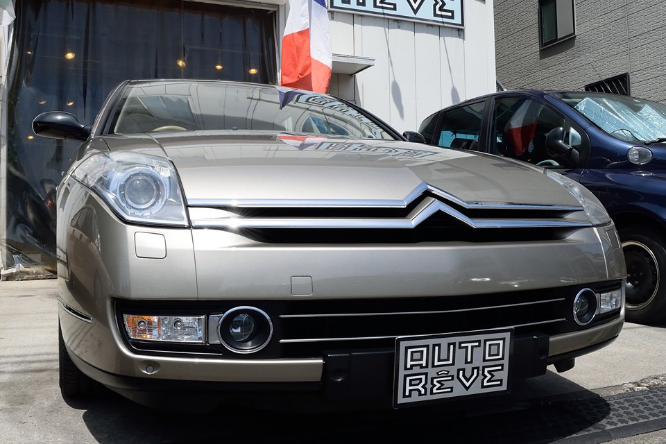 クルマを造るメーカーにとっては「売れる、売れない」はもちろん重要だけど、このC6に関してはその論理を上回る「美学」が優先したのではないかと・・・。