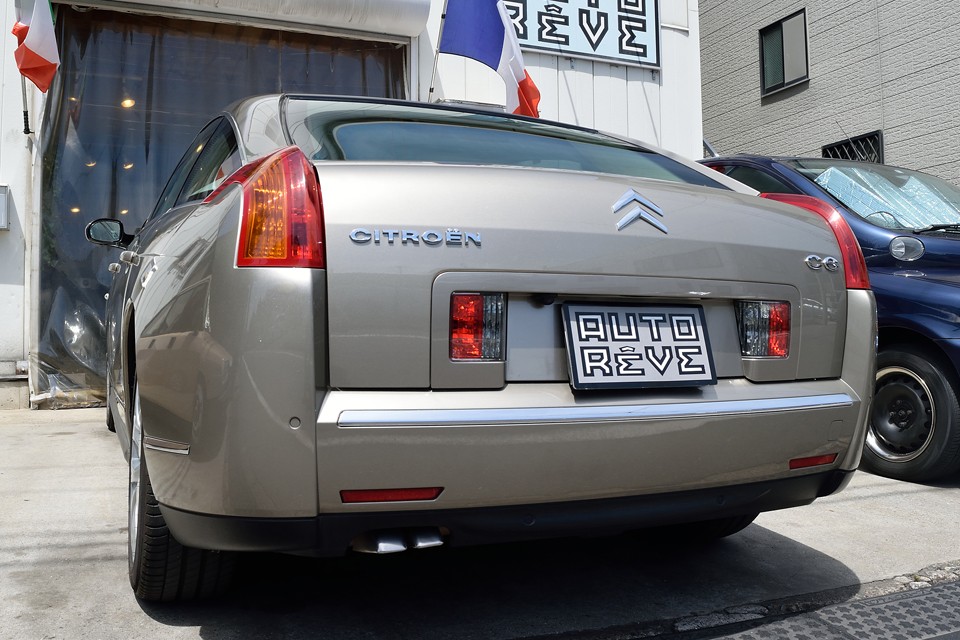 そう考えなければ、到底こんなデザインの、しかも高額なフラッグシップモデルなんか出すわけないわけで・・・。