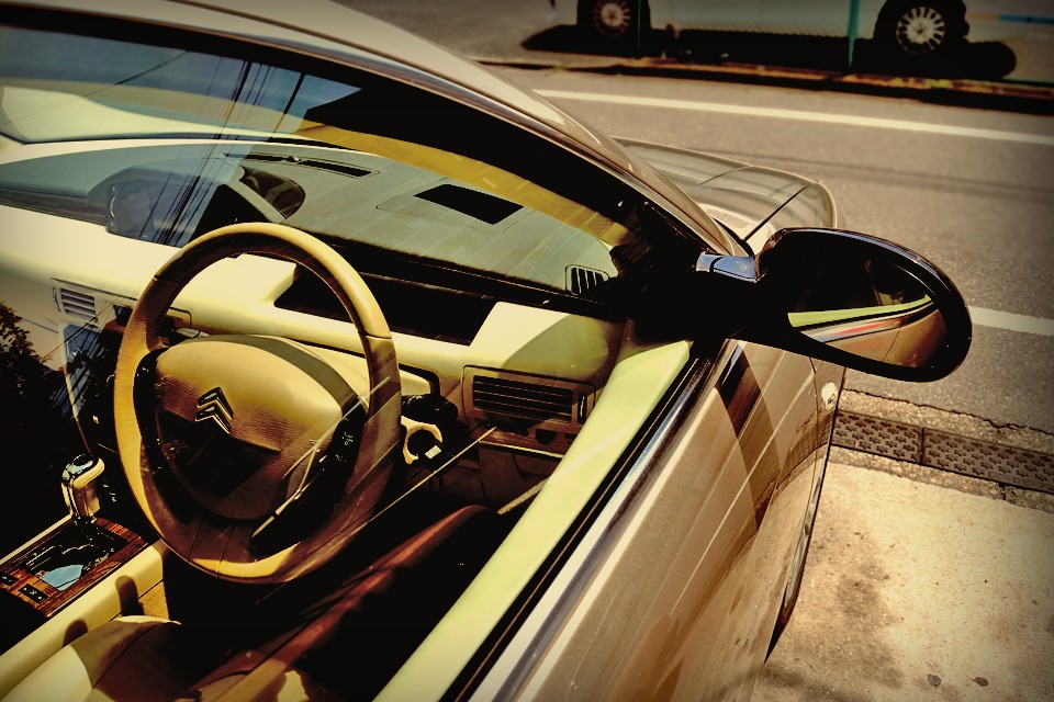 そういう意味では、このC6、同様の美学で生み出されたDSやSMのDNAを純粋に受け継ぐ存在だと思うのです。