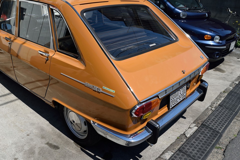 リアにも一部変色箇所が・・・いわゆる「水焼け」というヤツでしょうか、クリア塗装はしっかりとあるのに、中の塗料が水のレンズ効果で変色してしまった状態ではないかと・・・。