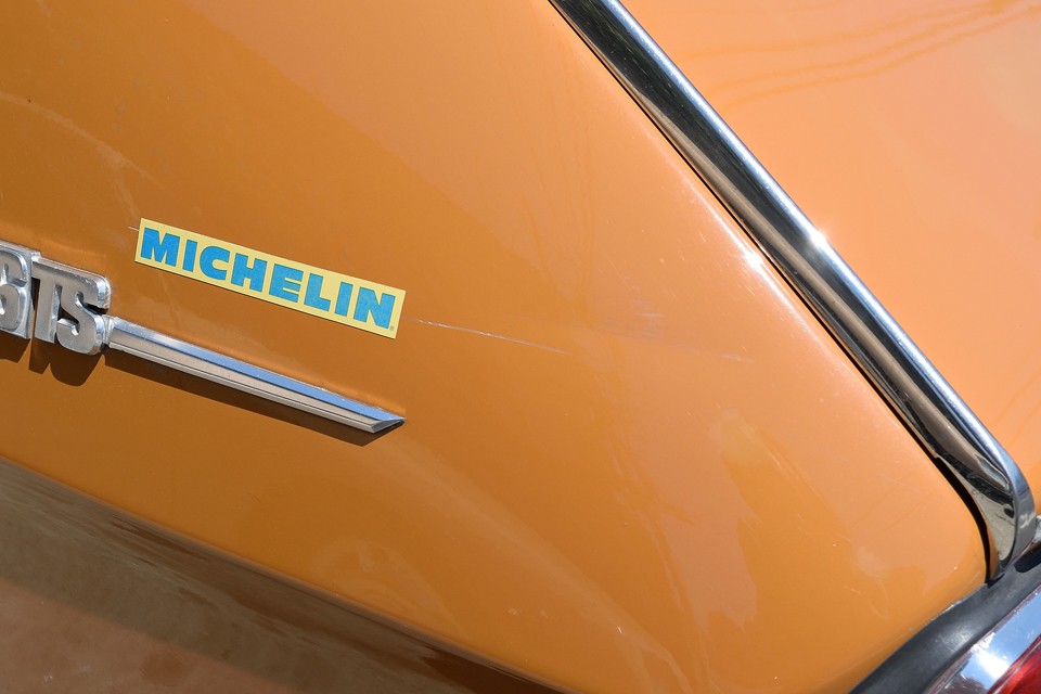 外観で気になる点がもう1点、ステッカーで隠れて目立たなくはなっていますが、左リアに小凹みを伴う線キズがあります。気になるところはそれぐらいでしょうか・・・。