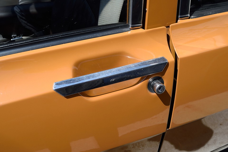 良い意味で気になる点ならいっぱいあります！まずはこのドアハンドル！ステキですねぇ～！まさにシンプル・イズ・ベスト！