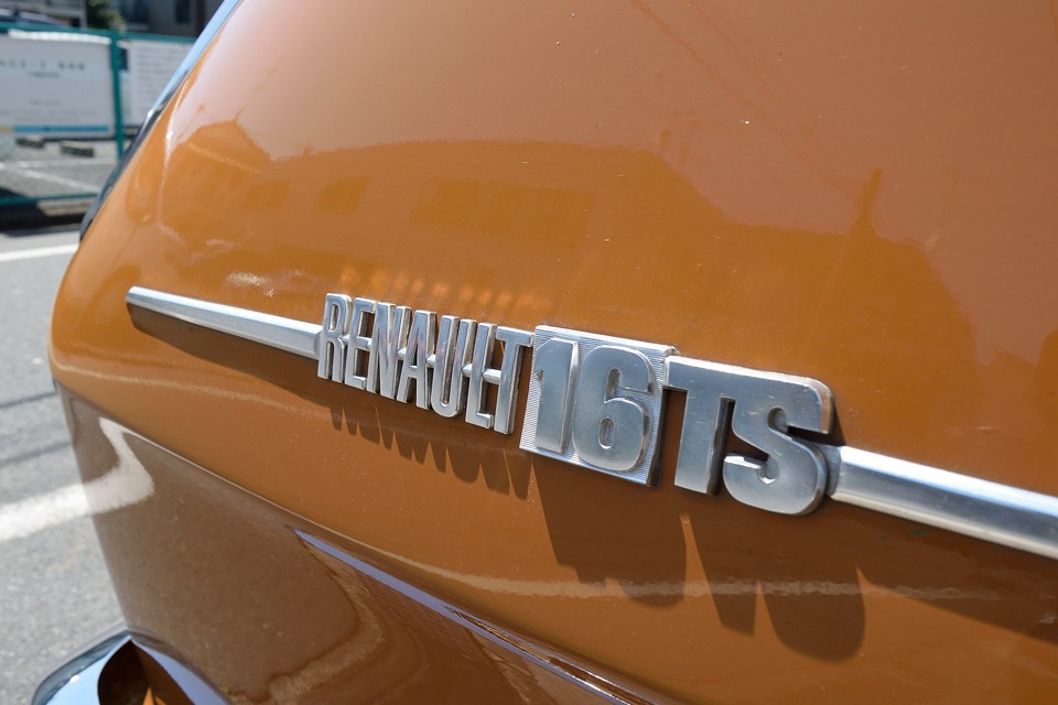 そして、ほとんどコスト度外視とも思えるアルミ削り出し？！のエンブレム！