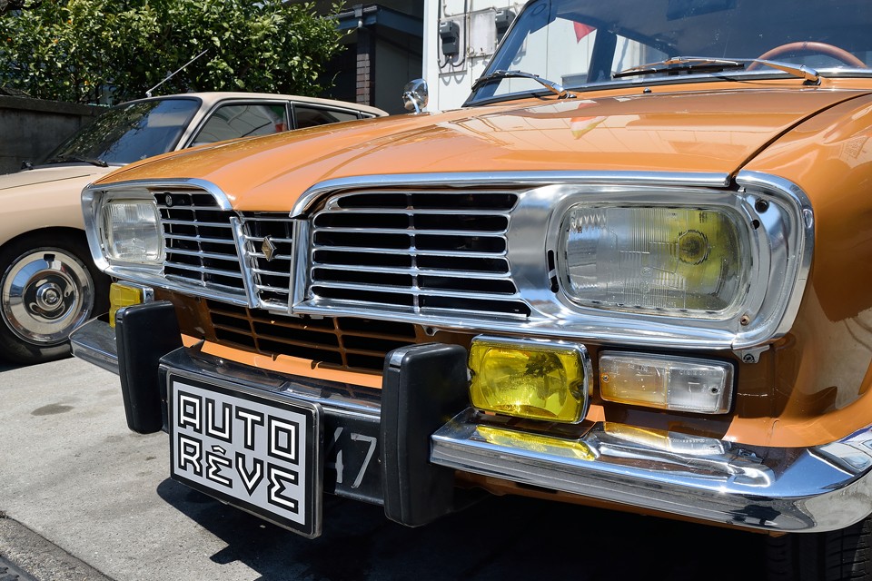 そして、ピッカピカのアルミ製グリルとステンレス製バンパー！このキラッとした感じが60年代感たっぷりで良いのです！