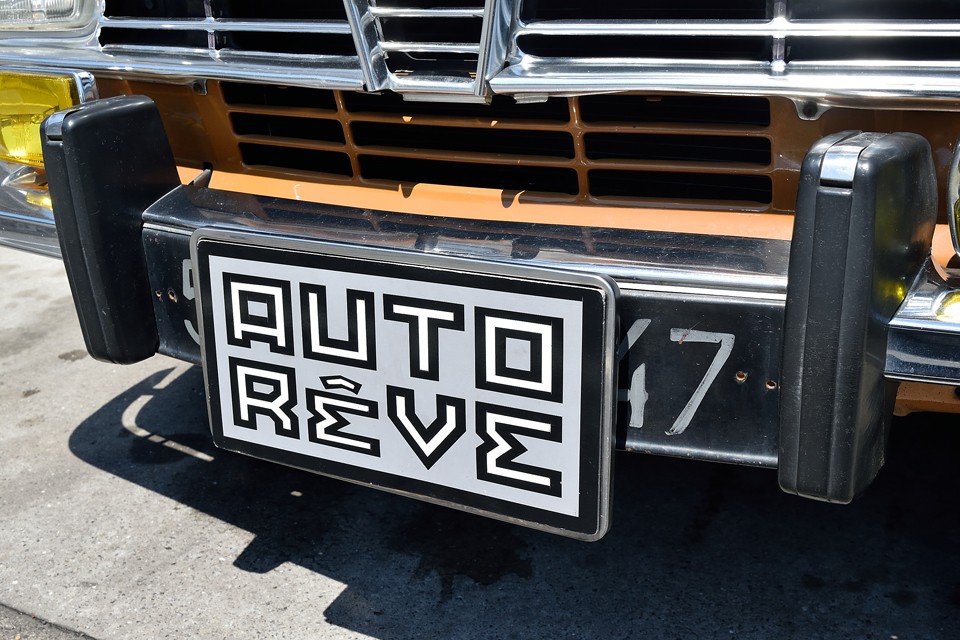 ちなみに下に隠れた、黒字にシルバー文字の現地ナンバーは69年当時のもののようです。その昔、フランスのナンバーはご覧のように手描きでした。日本で言えば「品5」みたいな感じでしょうか。