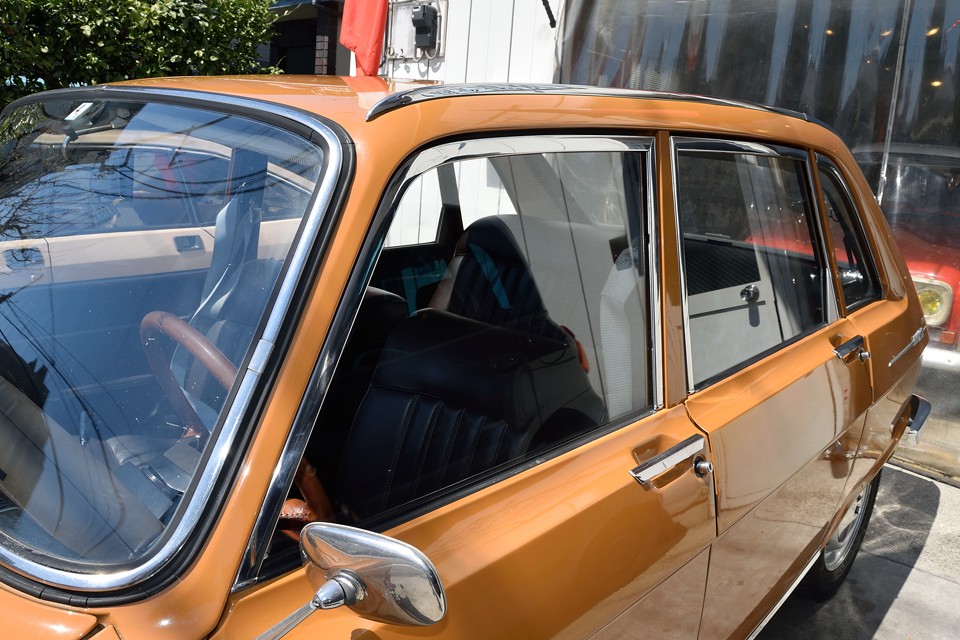 ウインドウ廻りのモールやサッシもご覧の通り！ここが光ってるかどうかは、クルマ全体の印象を左右しますからね、これは全くもって問題無し！っていうか美しぃ～！