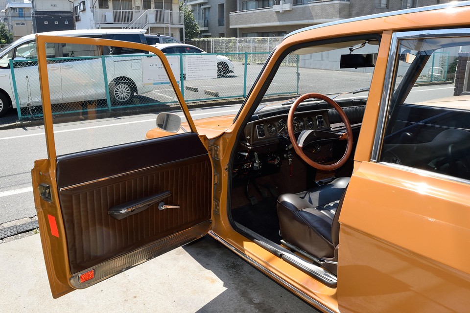 それでは、外観同様、これまた独特の雰囲気溢れるインテリアへ！どうぞ～！