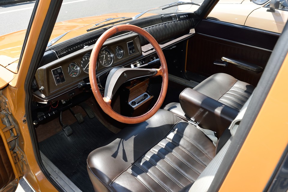 いきなり、革巻きハンドルですよ、いきなり、モッチモチのシートですよ、いきなり、こげ茶のインテリアですよ、クゥ～たまらん！