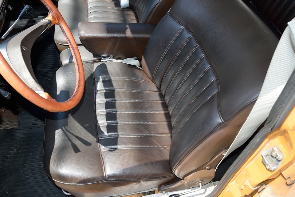 一見、固そうに見えますが、いえいえ、伸縮性のある生地で、ホントに「モッチモチ！」なんですからぁ～！