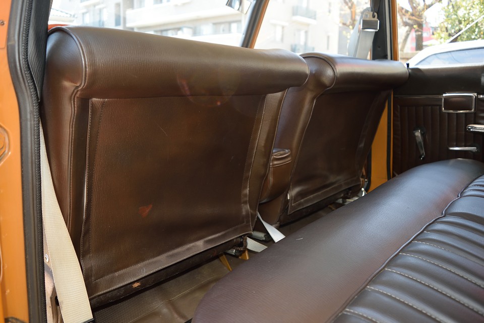 前席背面はこんな形状です。後席の足元のスペースを確保すると同時に、万が一の時に後席乗員の衝撃を吸収するクッションにもなる形状！良く出来てる～！