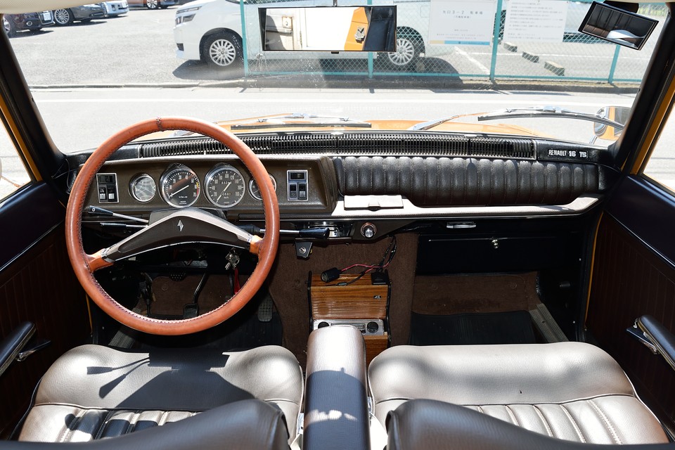 じゃじゃ～ん！って思わず言ってしまうほど、ゴージャスでありながら、同時にシックな印象も有り、機能的で美しい、独特の雰囲気のダッシュパネル！