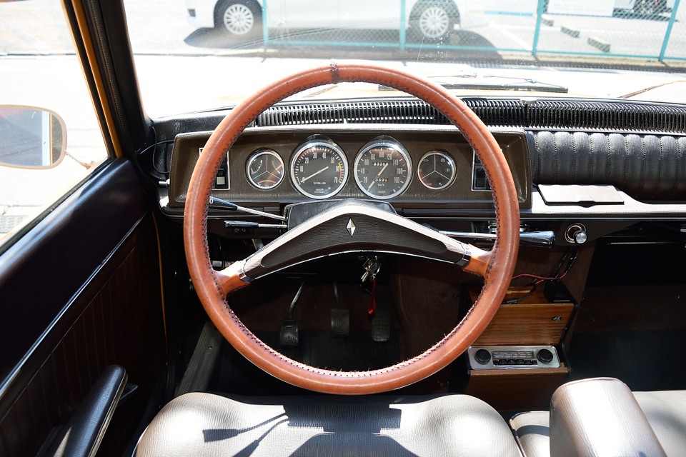 同じ革巻きハンドルは見たことないので、後付だと思いますが、色味といい、編み込みのステッチといい、いいですねぇ～。更に手触りも良く、ちょうど良い握りの太さなので、いい事尽くめ！