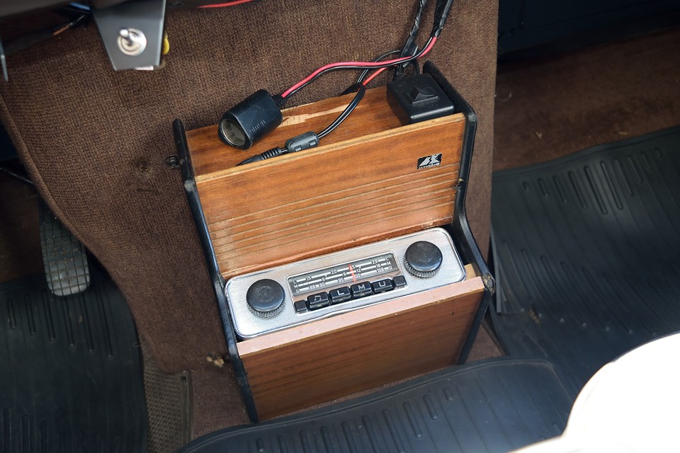 ご覧の洒落た木製オーディオコンソールを装備！オーディオはレトロルックなVW用で、この見た目なのにMP3プレーヤーやスマホ等の外部音源も接続出来るスグレモノ！