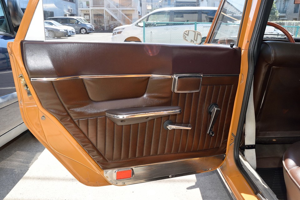 リアドア内張りです。当時の高級車の証、リアドアに灰皿を装備！しかもヒジの部分をわざわざエグッった形状に！これまたコスト度外視の大盤振舞いだぁ～！