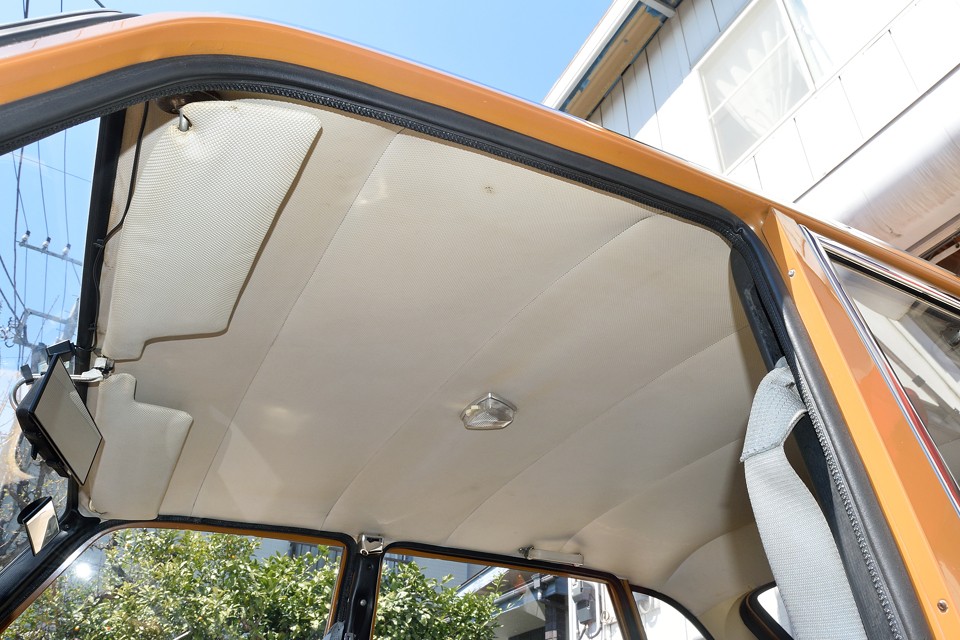 若干の薄汚れはあるものの、白い天張りでこの状態でしたら◎ですよね。室内も明るい印象でGood！