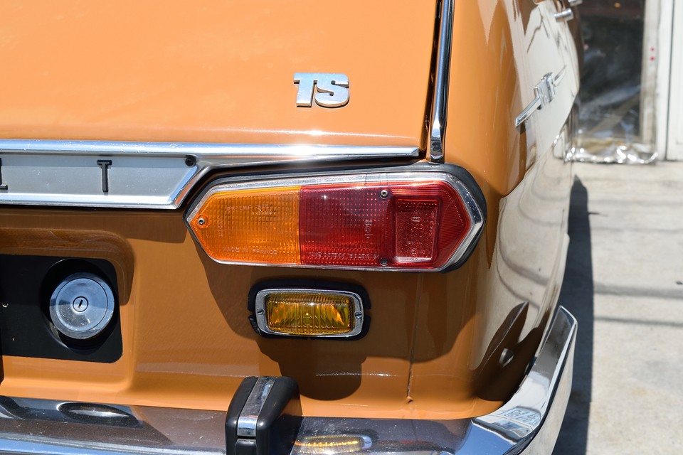 プラ製のリアレンズはヒビが見受けられるものの、もちろん機能的には問題ありません。シンプルな形状ながら、独特の異形形状で、リアの表情は紛れもなくＲ16！