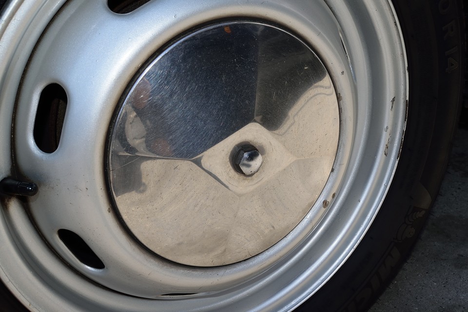 そう、真ん中にルノーの菱形！これまたコスト度外視のおしゃれポイントだぁ～！