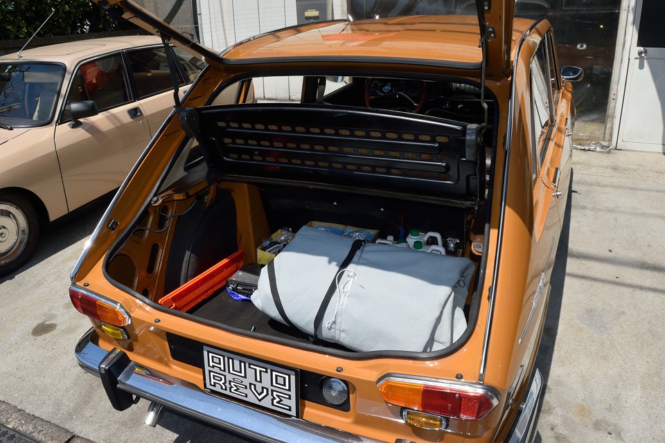 容量も、ボディサイズから考えれば驚異的！・・・家族全員で何ヶ月もバカンスに行く国ですからね、ラゲッジスペースの広さは重要なんでしょうね・・・にしても広い・・・。