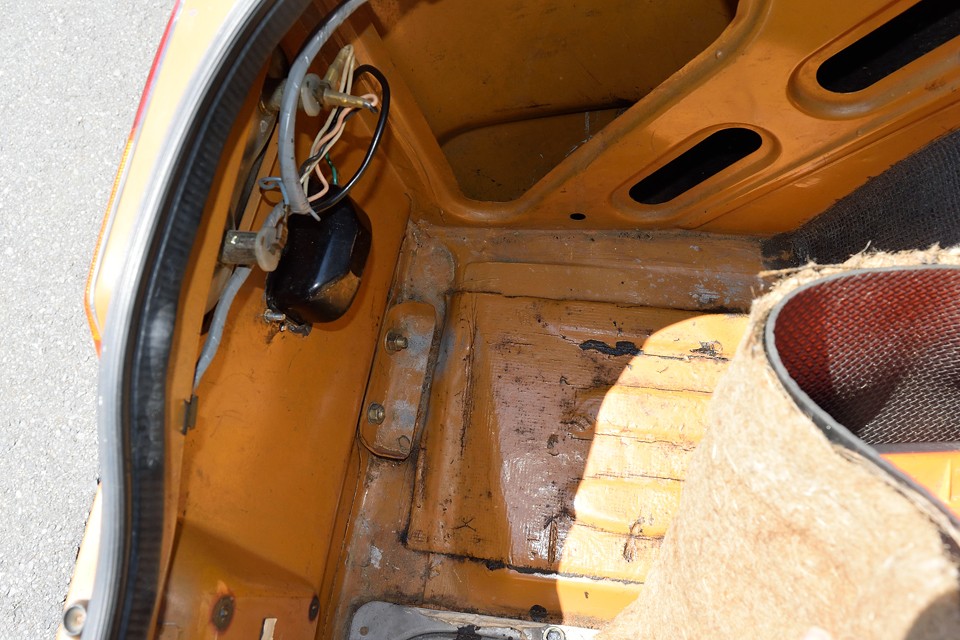 一番錆びやすいトランクマット下の床面です。この状態ならメッチャ安心！修復跡はもちろん、サビも無いのもお判りいただけるかと・・・。