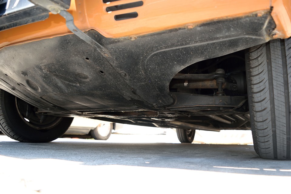 エンジン下面です。旧車の常でオイルにじみ程度はあるようですが、オイル溜まりが出来る様な酷いオイル漏れはありません。ちなみに先月（平成31年3月）にラジエター交換をしたばかり！旧車でありがちな水漏れの心配も解消！これは大きなポイントかと！