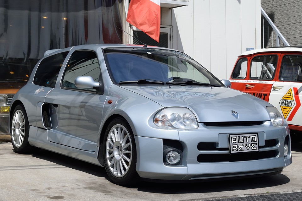 2002（平成14）年式 ルノー・ルーテシア・スポールV6！あの名車ルノー・5ターボのコンセプトそのままに、現代に蘇ったルノーの伝説！日常乗れる非日常モンスターマシン！その存在感は、まさしくオンリーワンなのです！