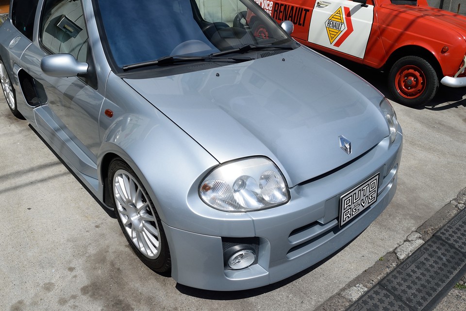 台数も少なく、人気車のため、並行物も多いこのスポールV6ですが、本車両は安心の正規ディーラー物！しかも走行2.7万kmのチョ～美車で、塗装もご覧の通りの輝き！色褪せはもちろん、クリア劣化も感じない美しさ！