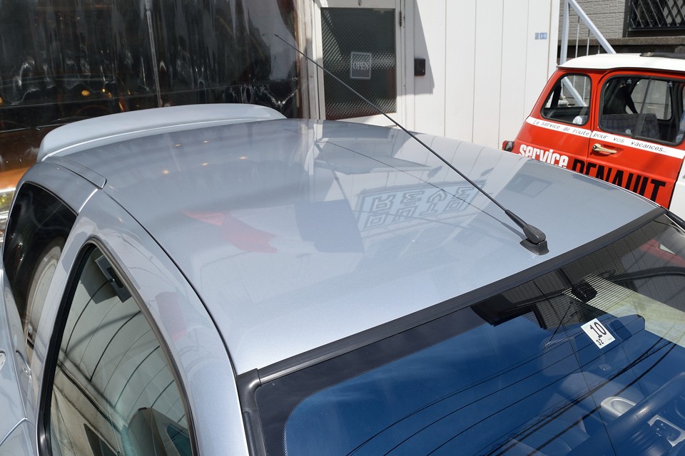 歴代オーナー様、皆さん大切にされてきたんでしょうね。細部の汚れや埃なんかを見ても、保管状態の良さが一目で判る状態です！そして、お気付きの方は相当なルノーマニア？！オプション品のリアルーフスポイラーを装着！