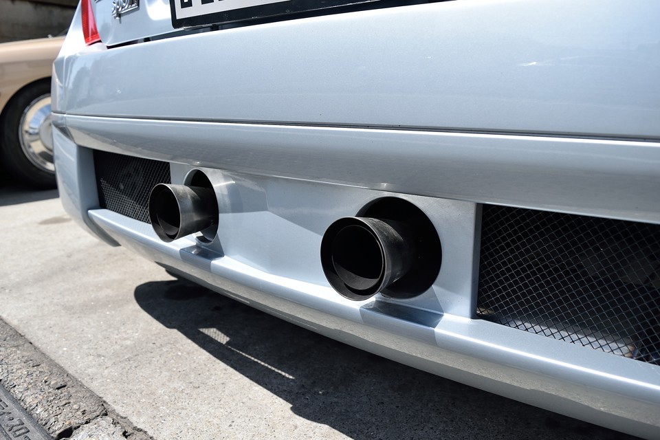 そして、そして、この個体、ルノー車のチューニングでは国内で唯一無二、Ｊ-engine製のステンレスマフラーを装備！そのエキゾーストサウンドはアルファロメオの「官能」にも勝るとも劣らない至極の響き！これ、たまらんヤツですぅ～！