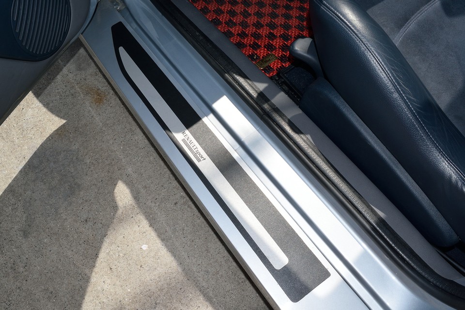 いや、やっぱ違う～！このサイドシルの厚みはなんだぁ～！足短いと苦労する～！（笑）