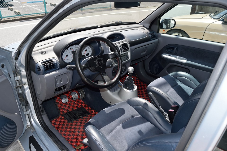 冗談はさておき、変なカスタムもなくノーマル然とした清潔な印象の室内です。唯一、ハンドルだけMOMO製のものに交換してあります。ご存知の方は多いと思いますが、この時代のルノーのノーマルハンドルって、素材のせいで直ぐにボロボロになっちゃいますからね。