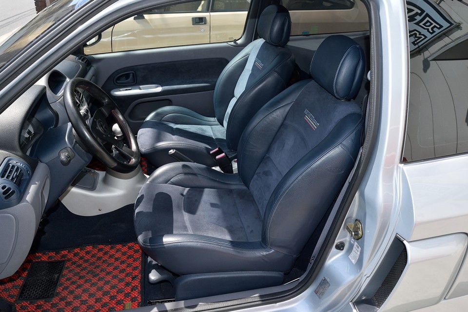 シートはアルカンタラ＆レザーのコンビシート。サポートはしっかりしているのに、柔らかい触感です。こんな過激なクルマであっても、座り心地にこだわるのは、やっぱりフランス車ですね。