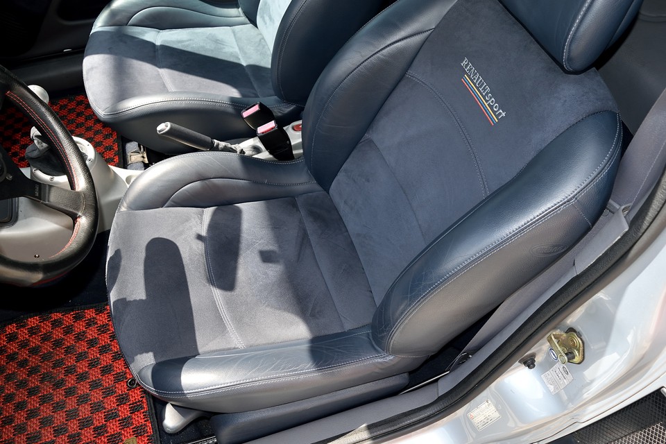 最も使用感の出やすい運転席でこの状態です。左サポート部に若干の使用感はどうしてもありますが、不潔な印象は無く、もちろん破れはありません！