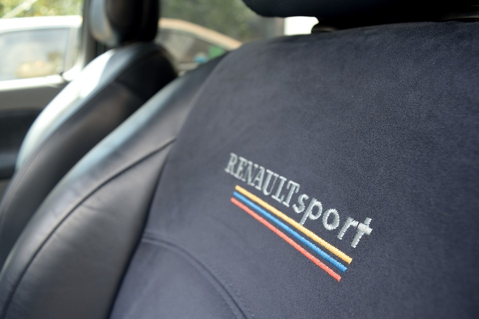 ルノー・スポールの刺繍がさりげなく、ただ者じゃない感を演出！