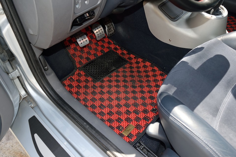 足元にはご覧の赤黒のKARO製マットを装備！ボディ、インテリアともに比較的色味の少ないスポールV6なので、こんな差色は効果的！