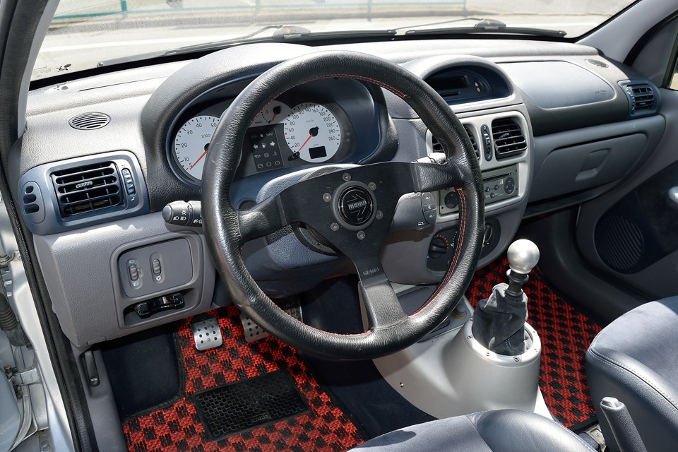 先述のMOMO製ハンドルです。握りの太さといい、その形状といい、やはりいいですね。ノーマルハンドルがボロボロになるからじゃなくても、こっちの方が正しいと思います！