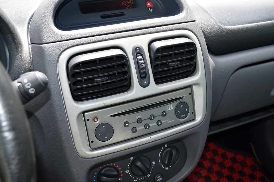 インテリアで唯一気になるのがコレ。センターコンソールパネルが持病の劣化で、少しベタベタ気味で、ツヤのない状態ですが、ギリ許容範囲ではないかと・・・。