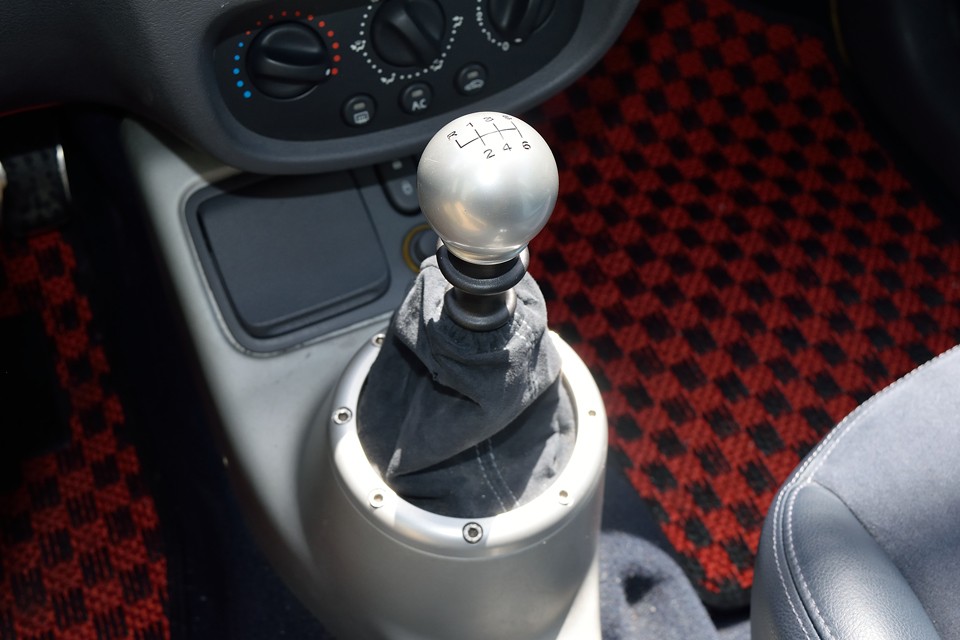 もちろんシフトは6MT！フィーリングは適度な遊びがあって固過ぎず、ストロークは比較的大きいルノーらしいもの。神経質な感じは全然ないので、日常使用でも苦労するようなことはありません。