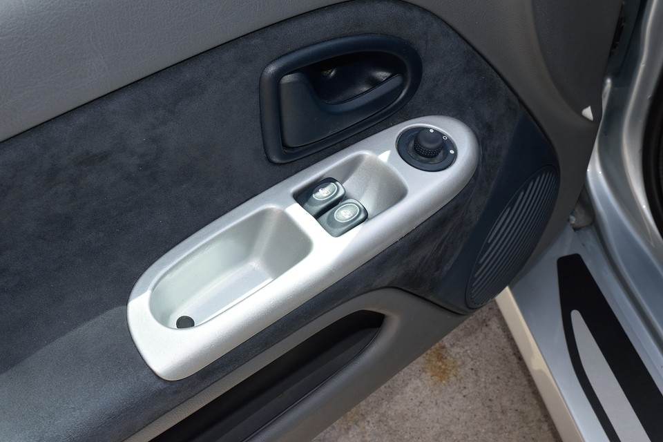 センターコンソールパネル同様、塗装の劣化でベタベタしてしまうドアハンドル部のパネルですが、さすがにここは手の触れる部分ですので、クリーニング後、塗装しましたのでご覧の状態です。