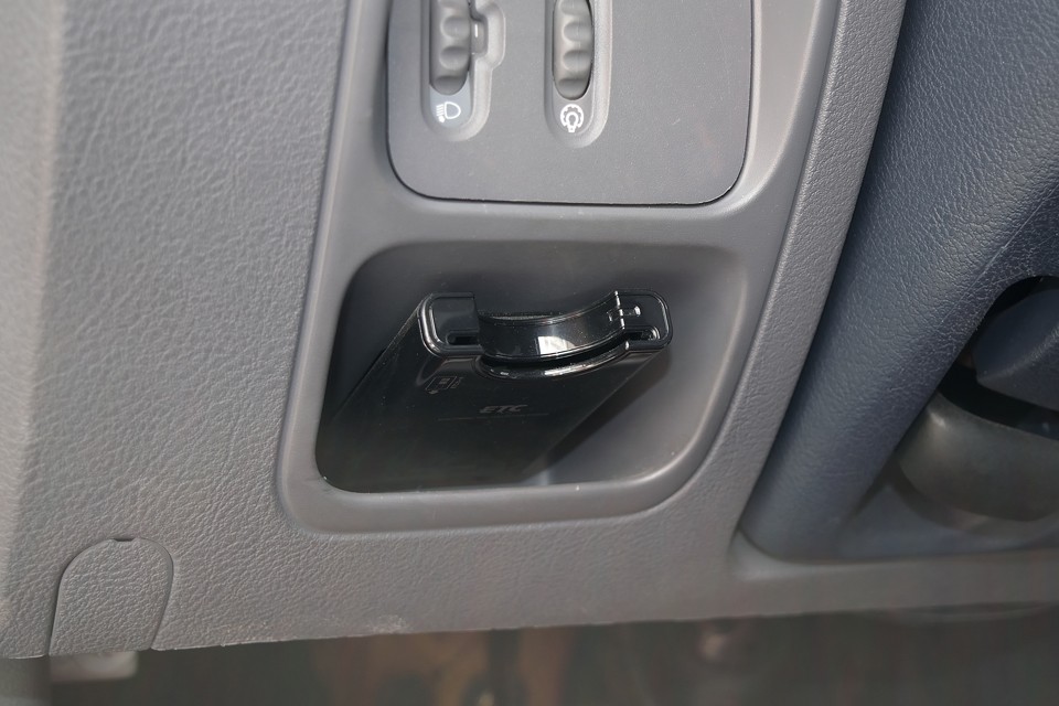 もちろんETCも装備です。左ハンドル、MT車にはもはや必須ですもんね。