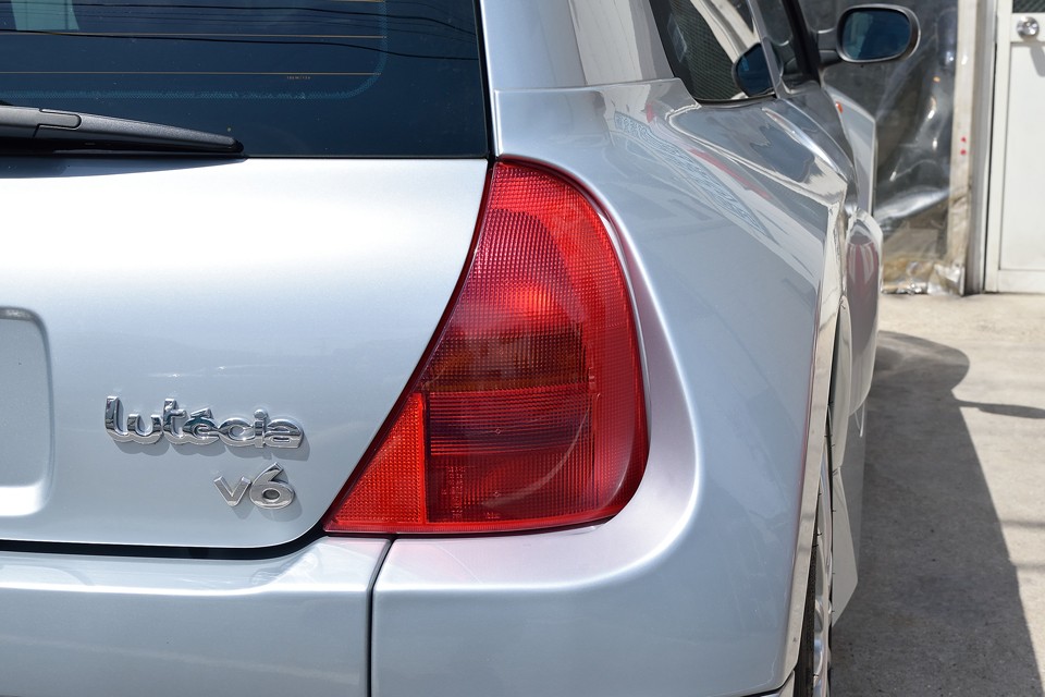 リアレンズも色あせ、割れはありません！普通、こんな希少なモデルだとレンズ類は破損すると入手の難しい部品のひとつですが、このV6はFFルーテシアと共通部品なので、そんな心配も無用！これはありがたいですね。