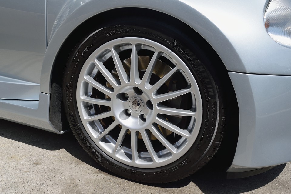 純正のOZ製17インチホイールも、一部表面のツヤが無くなっているところはあるものの、目立つキズはありません。