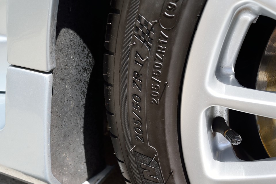 タイヤはフロント、リアでは異なるサイズです。フロントは205/50ZR17・・・。