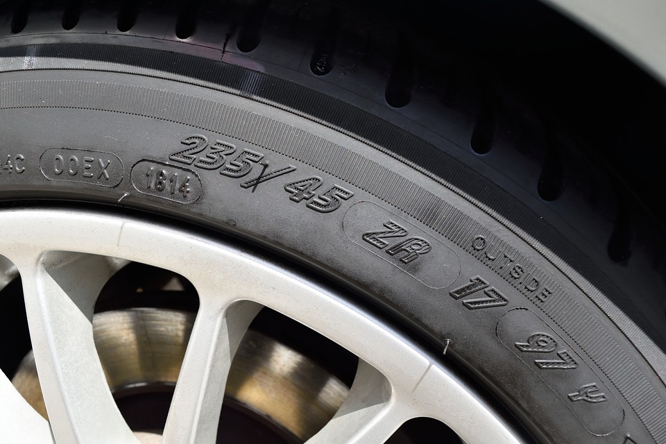 リアは235/45ZR17です。いずれも、入手は容易なサイズですので今後も安心ですね。