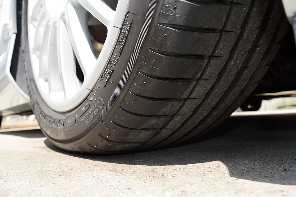 タイヤ残山はフロントはご覧の通りタップリ！って言うか、2018年製なのでまだ交換したばかりの様です。リアタイヤは2014年製で5分山というところでしょうか。ヒビは見受けられませんが、そろそろ交換しても良い時期かもしれませんね。