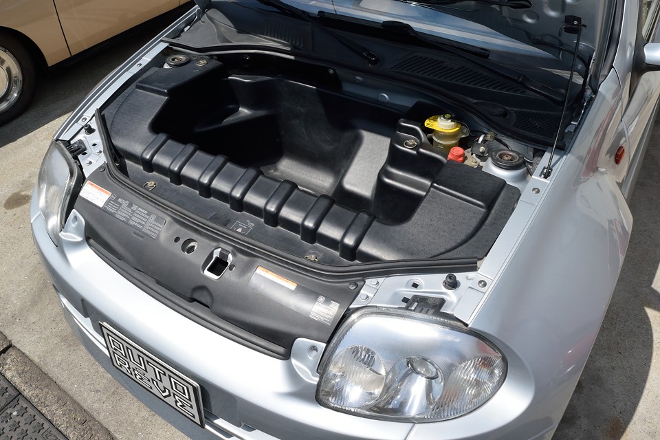 リアミッドシップなので、フロントはラゲッジルームです。とは言え、スペースはたったこれだけ・・・。