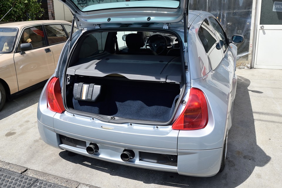 それではリアのエンジンです！と言いたいところですが、そう簡単にはいきません。ご覧の通りカバーで覆われてスッキリしているのはいいのですが、エンジンにアクセスするには・・・。