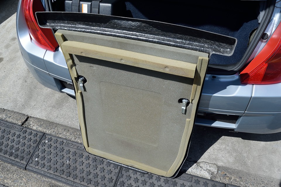 ちなみに外したカバー内側はこんな感じ。遮音、遮熱効果で、見た目から想像するほど室内は過酷な環境ではありません。むしろ心地よいエキゾーストサウンドに、良く効くエアコンのおかげで、快適と言っても良いかと！