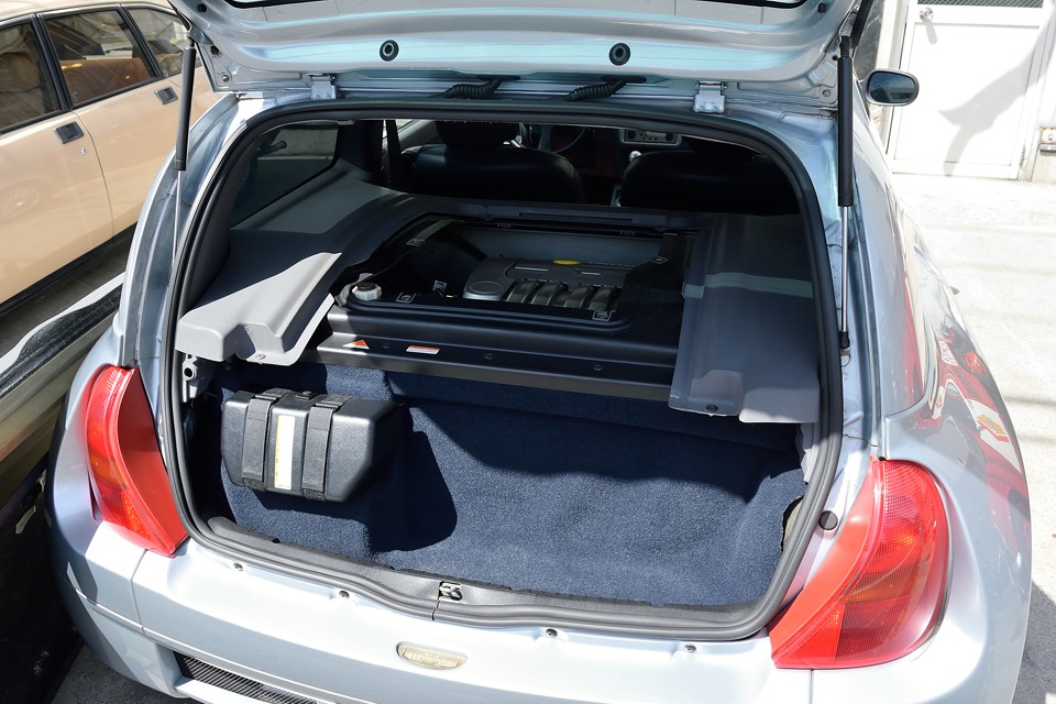 もうひとつカバーを開けると、やっとエンジンが目視できます。ですが・・・